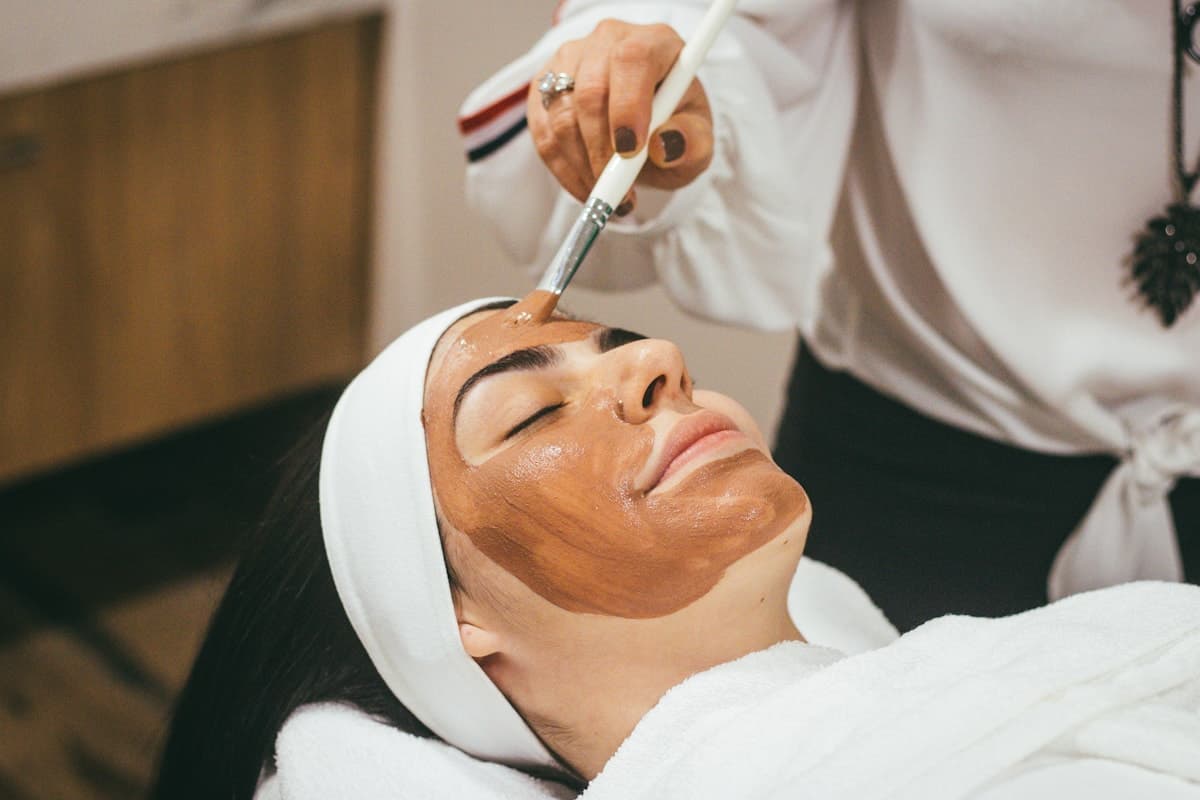 Auftragen einer professionellen Gesichtsmaske mit einem Pinsel