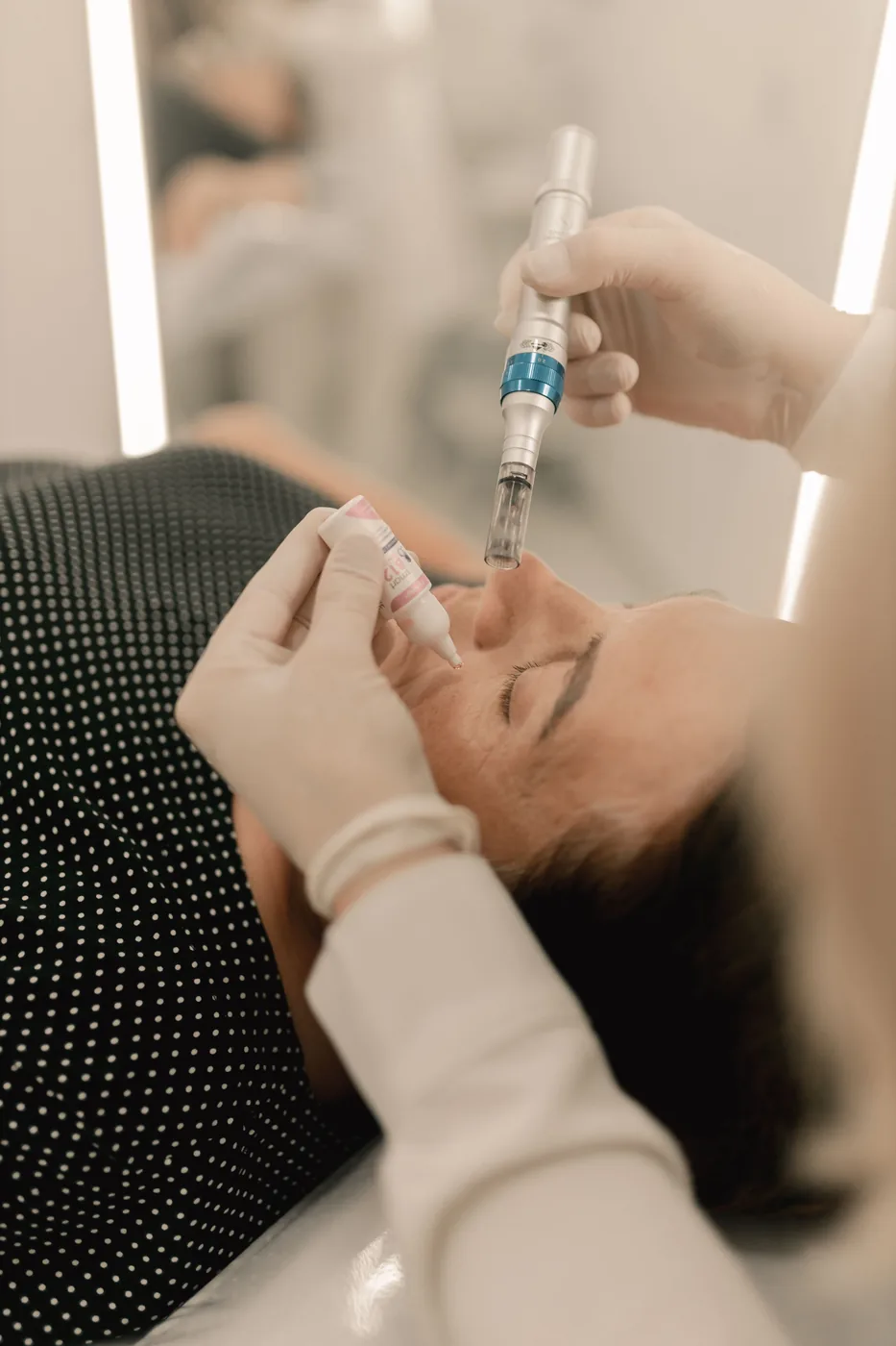 Professionelle Microneedling-Behandlung mit einem Dermapen